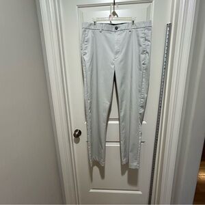 Roundtree & Yorke men’s size 38x32. Total Flex Light tan khaki’s. Like new